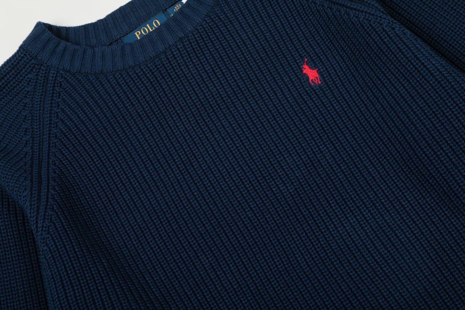 P220 Top quality" Style number: DS812# (not off the shelves all year round) [Ralph Lauren round neck piqué knitted sweater with war horse embroidery on the front and back] ✅Ralph Lauren classic basic versatile round neck pullover sweater for men and women ✅Main supply platform live broadcast Wholesale entity Replenish if out of stock Not removed from the shelves ✅ZP quality 1:1 version Scan the code to enter the GF website Counter quality ✅Detailed quality The only one in Guangzhou Imported quality cotton yarn Mainly high-end, cost-effective, good quality needless to say ✅The version is restored to the original order, the maximum size can be worn up to 200 pounds, loose, comfortable and stress-free ✅The upper body is simple and easy to match, ootd must-have style, good-looking clothes are never picky, a must-have item in the wardrobe is recommended. Size: S-XL Color: White, gray, khaki, navy blue, brown, burgundy, black with white label, black with red label